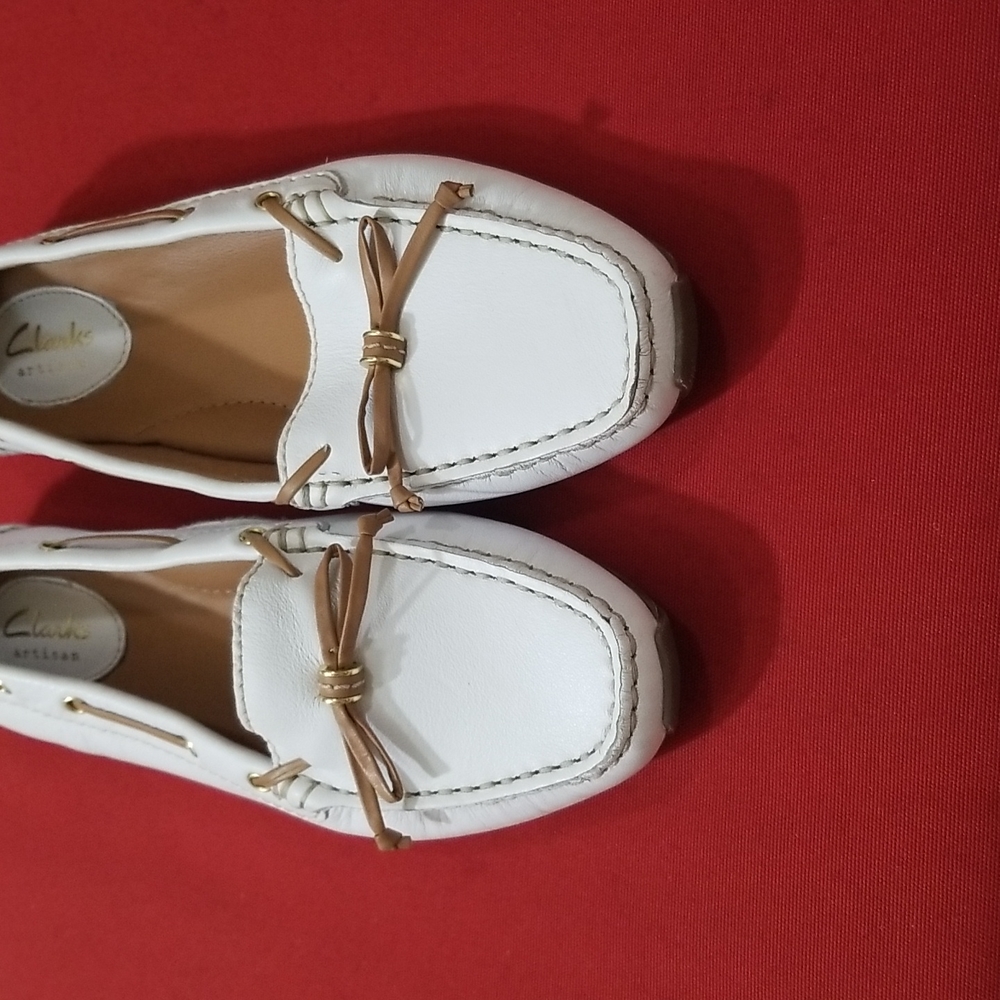 Clarks White Leather Moccasins with Tan Bow Accents - Picture 2 of 9